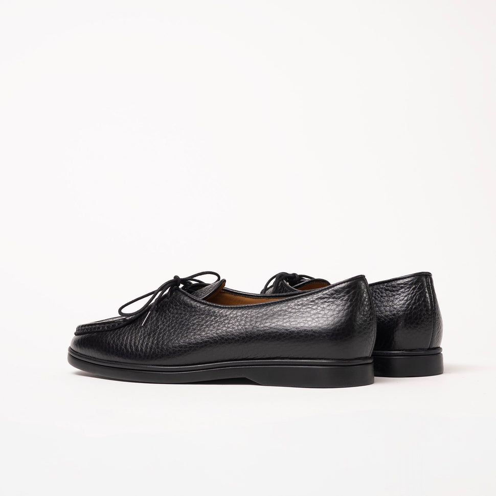Back view of Beaune lace-up loafers in black pebbled leather by Timothée Paris, highlighting refined texture and natural rubber sole.