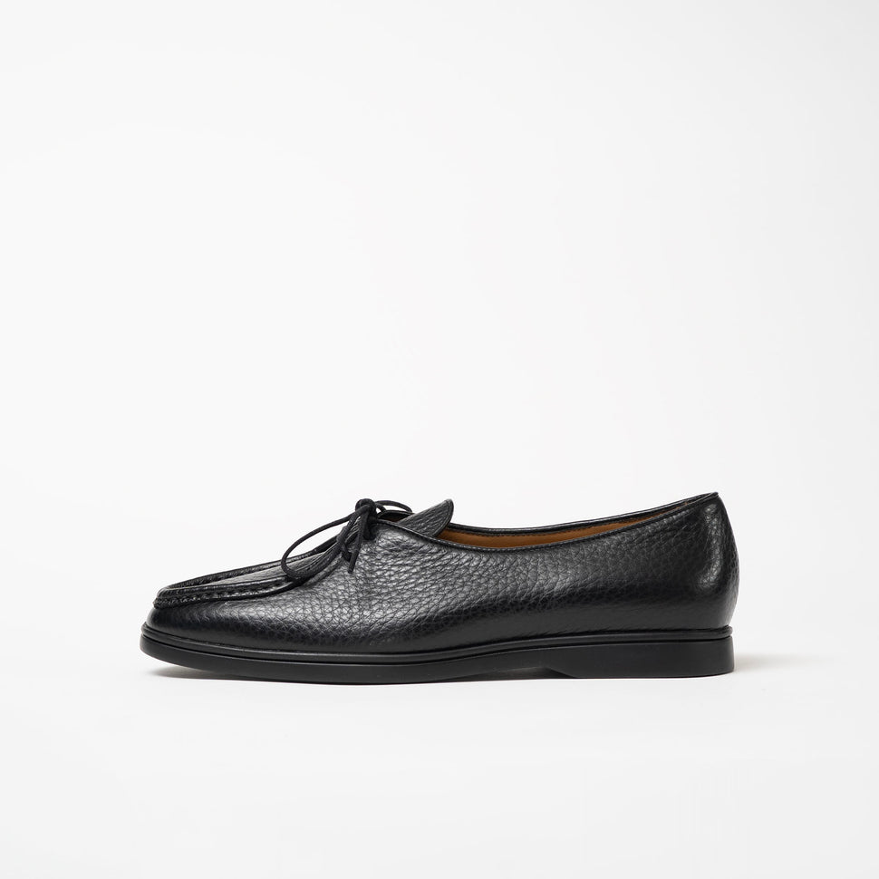 Side view of Beaune loafers in black pebbled leather by Timothée Paris, emphasizing its clean silhouette and subtle refinement