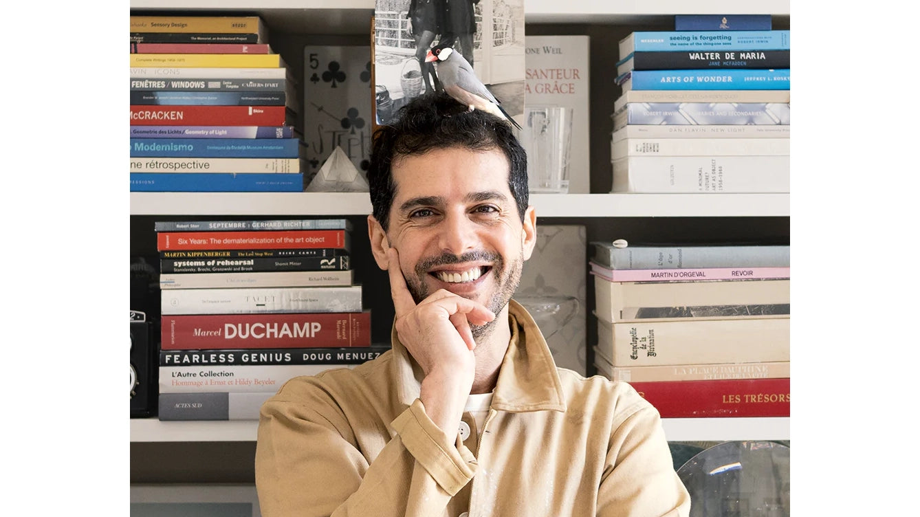 timothee-paris-meets-stephan-Breuer-artist-portrait-on-the-sofa-with-his-bird