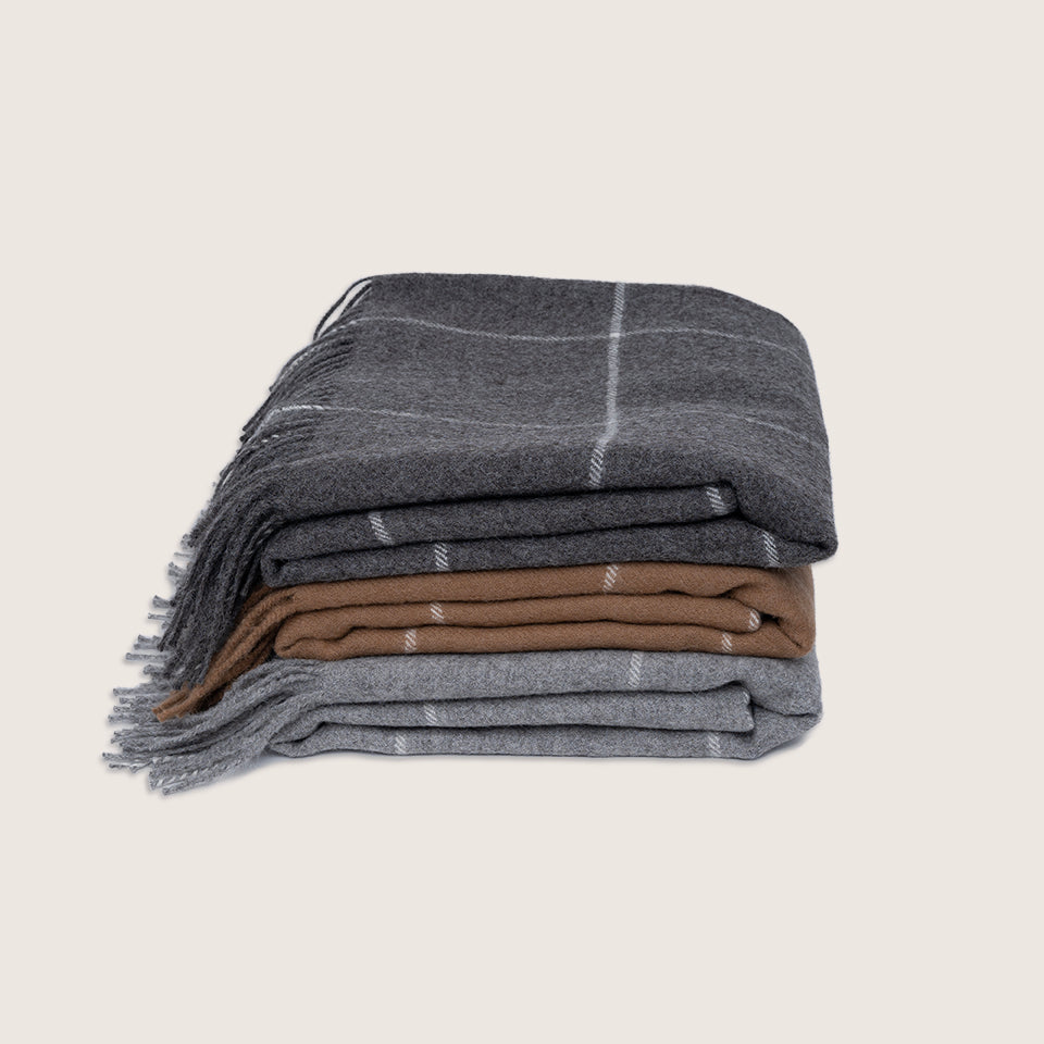 light-grey alpaca blanket by french-lifestyle brand timothee paris pile