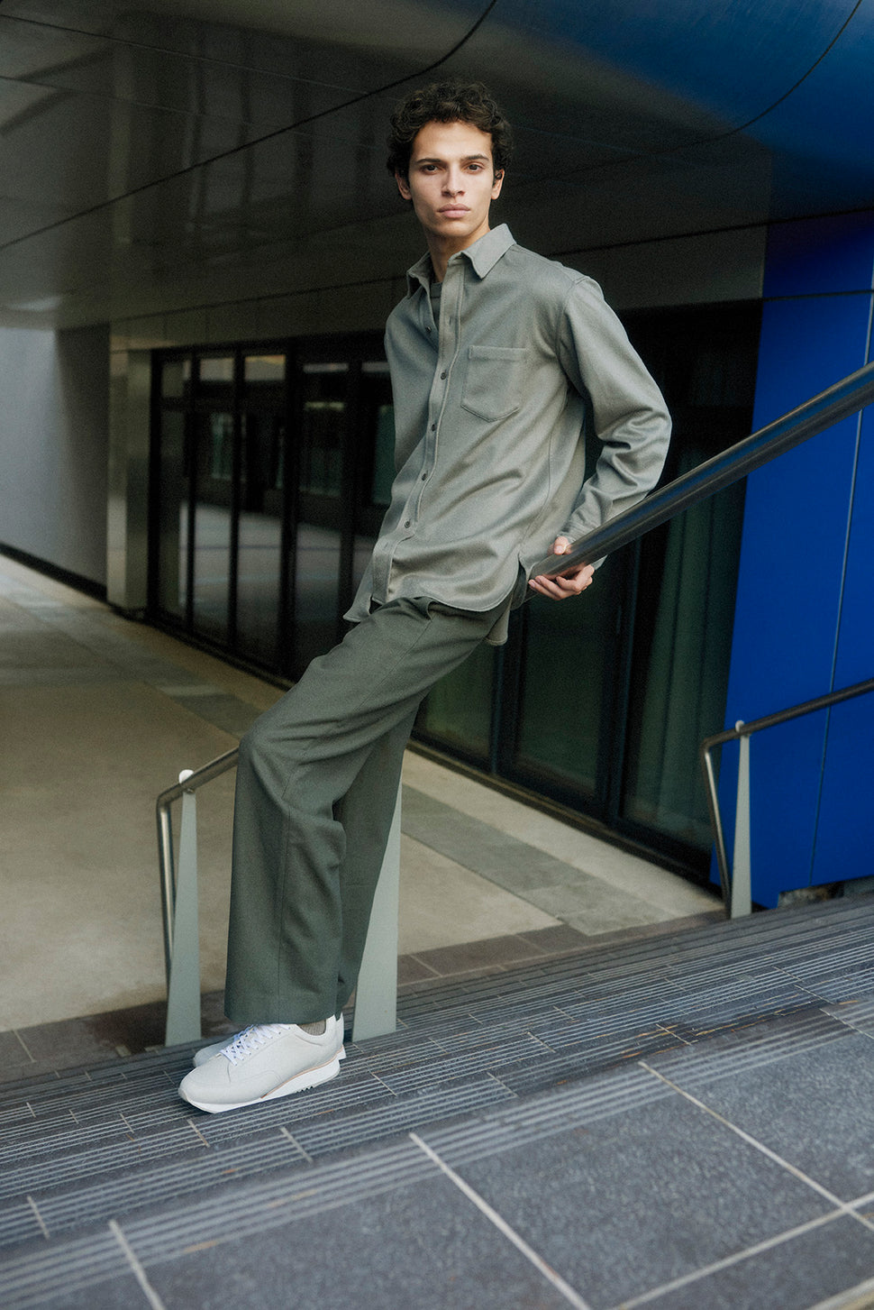 Timothee paris sneaker cabourg cotton white worn by a man with grey shirt and trousers