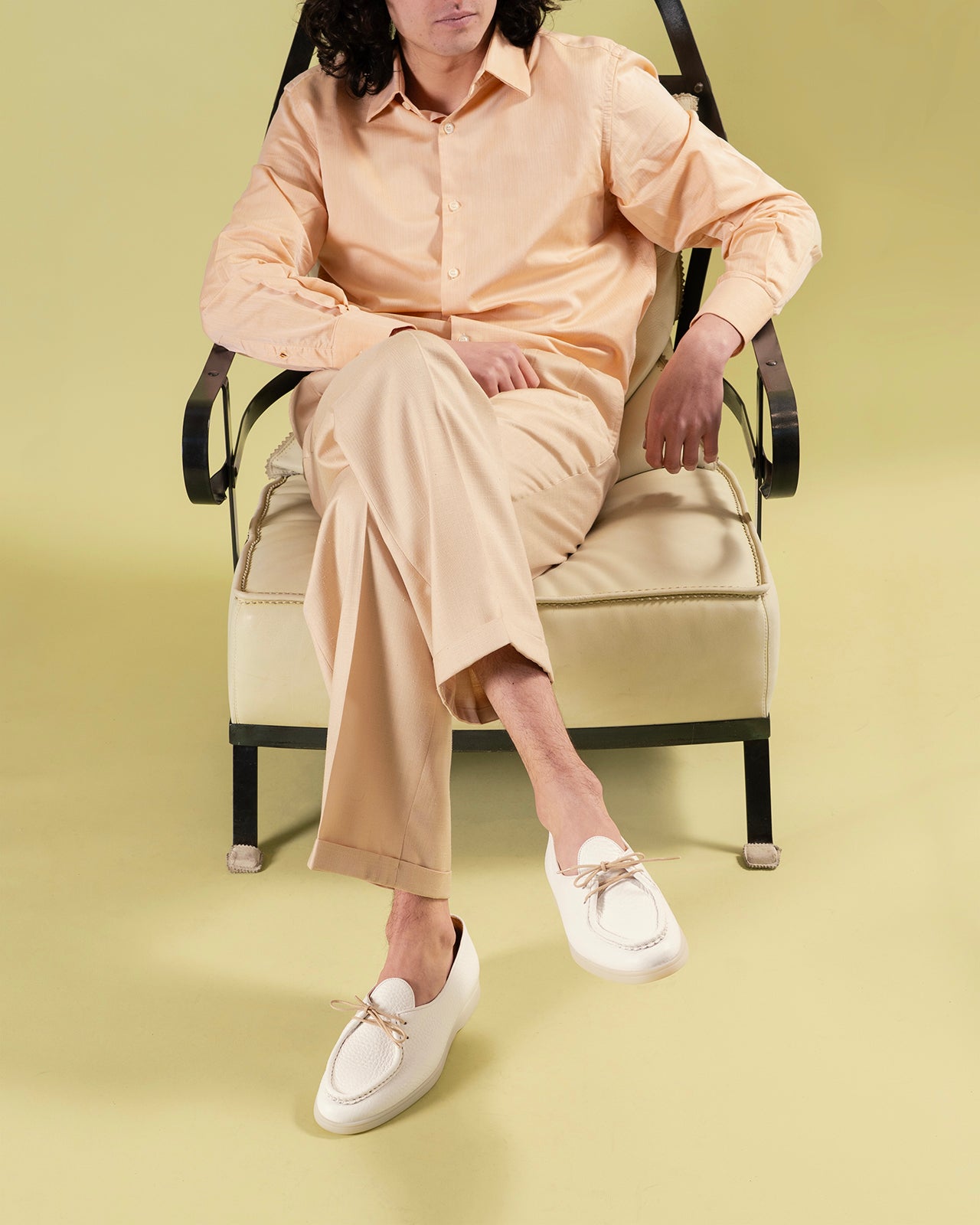 Timothee Paris mocassin Beaune in white color worn by a man on the leather chair