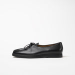 Side view of Beaune loafers in black pebbled leather by Timothée Paris, emphasizing its clean silhouette and subtle refinement